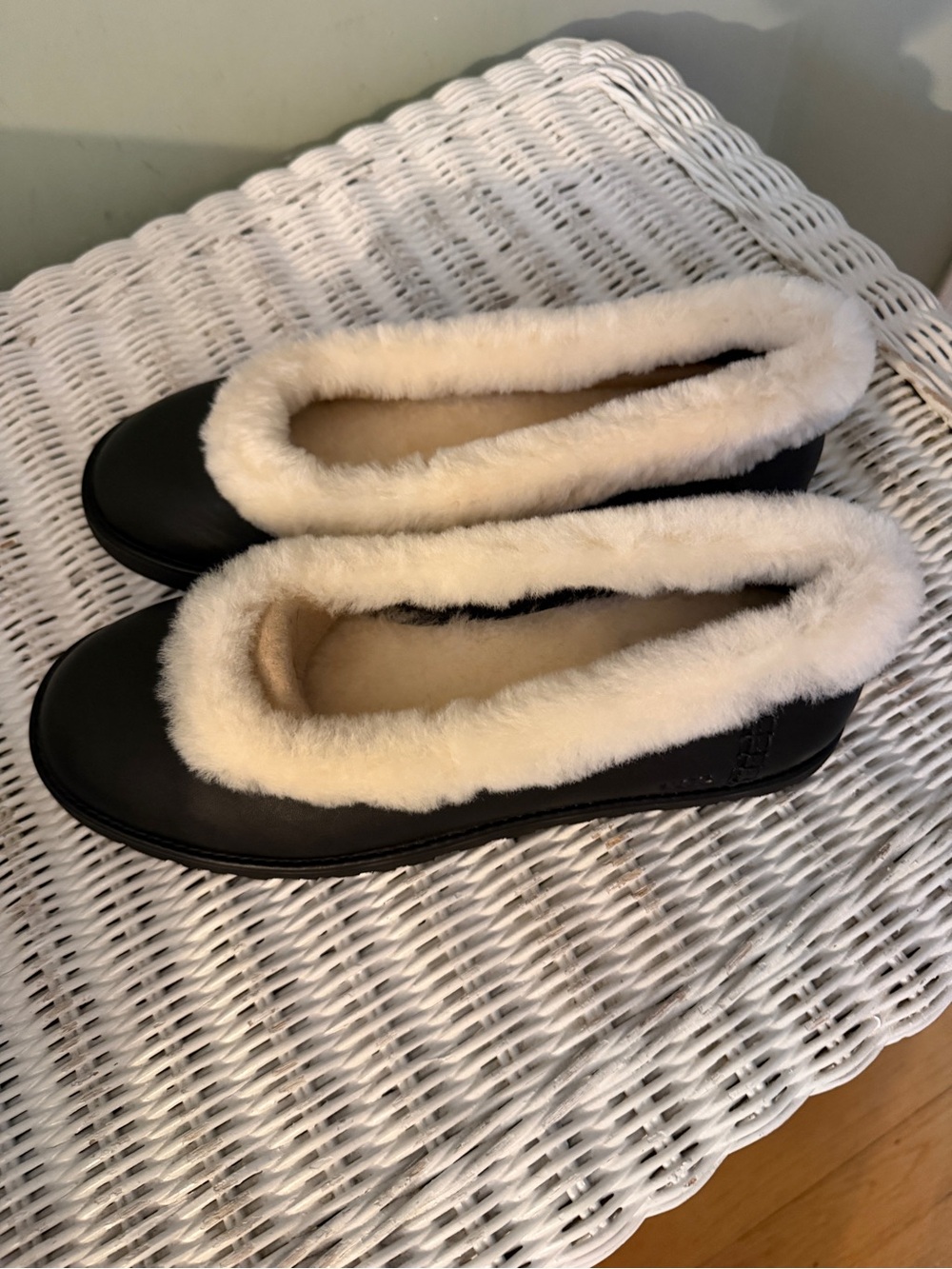 New UGG Zora Leather Ballet Flat Slipper Black + Fur Lined 7